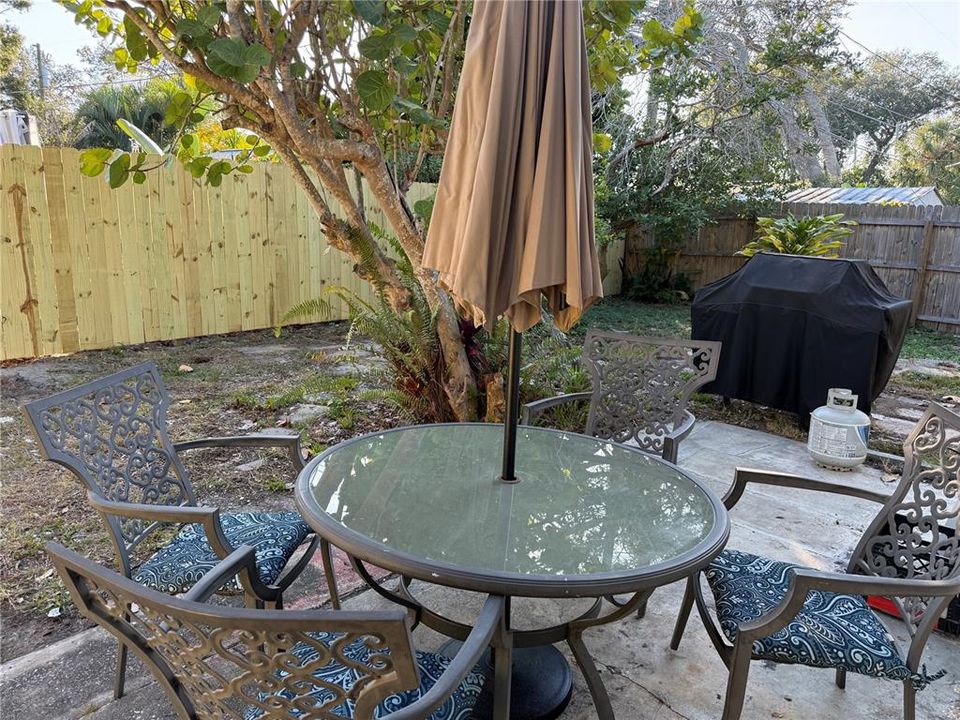 For Rent: $2,450 (2 beds, 1 baths, 888 Square Feet)