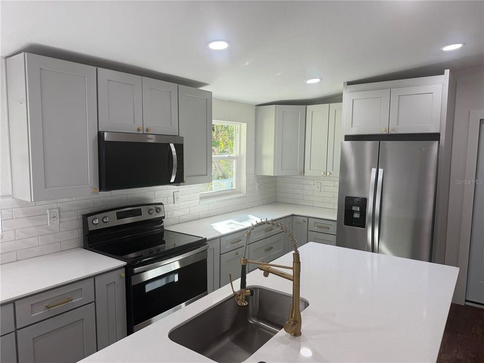 For Rent: $2,450 (2 beds, 1 baths, 888 Square Feet)