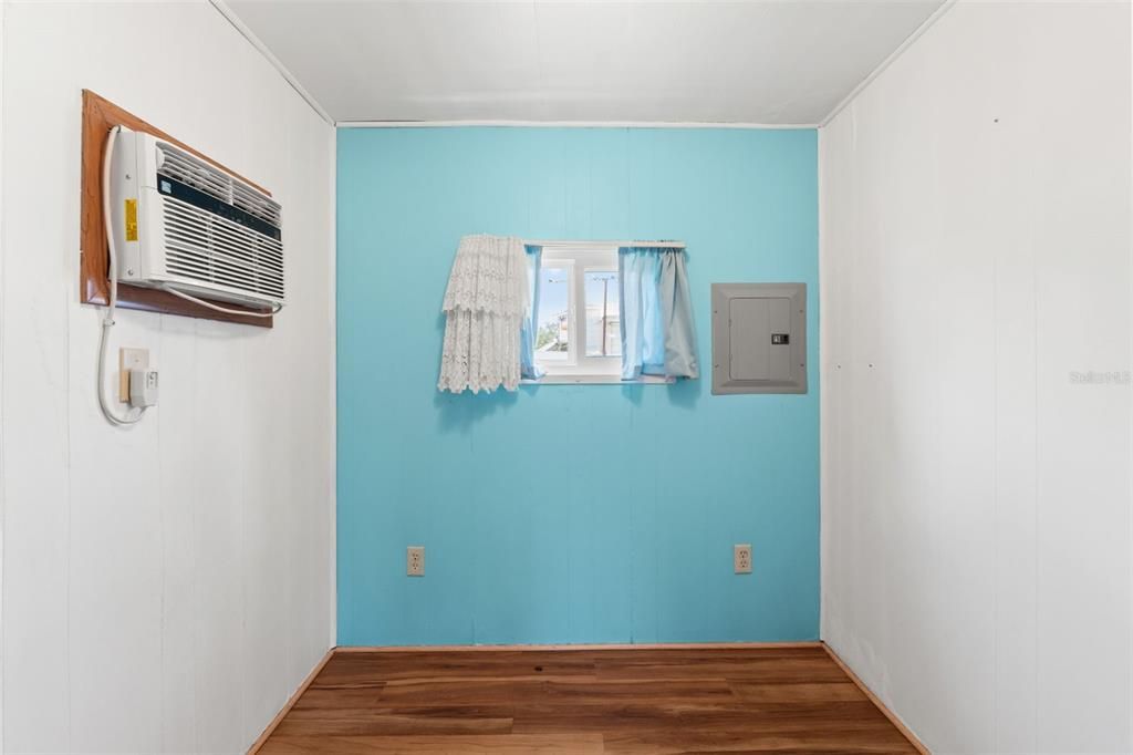 For Sale: $75,000 (2 beds, 1 baths, 280 Square Feet)