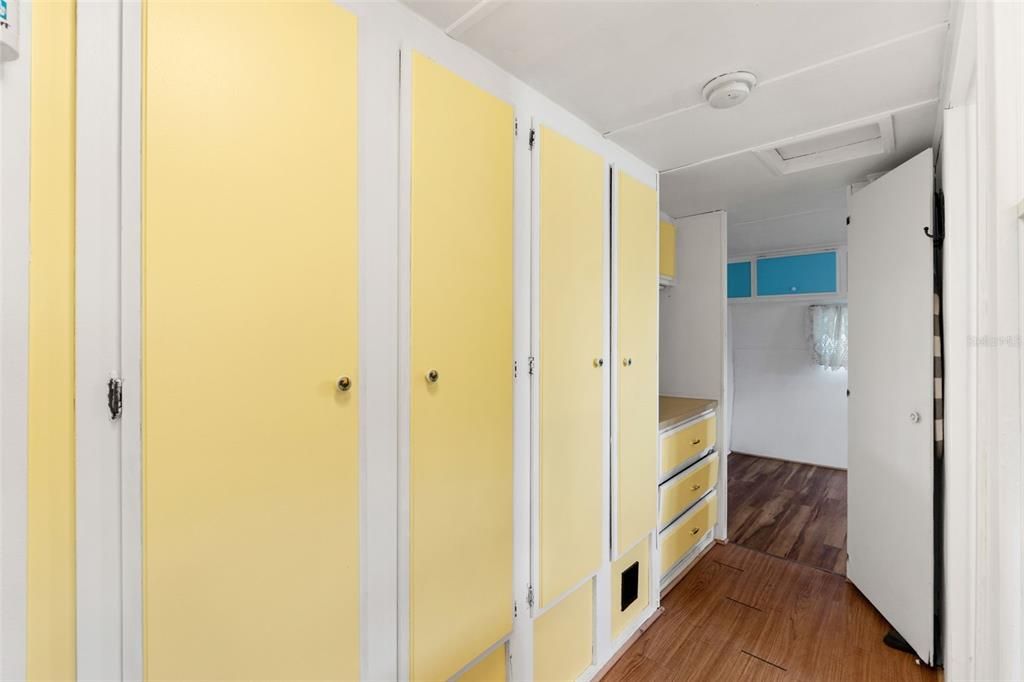 For Sale: $75,000 (2 beds, 1 baths, 280 Square Feet)