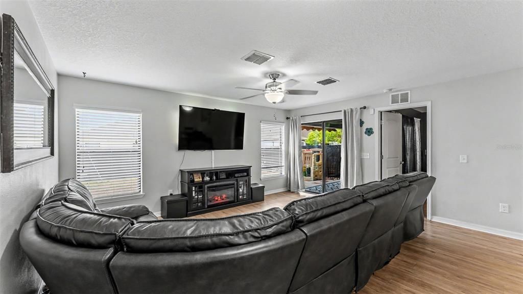 For Sale: $265,000 (3 beds, 2 baths, 1380 Square Feet)