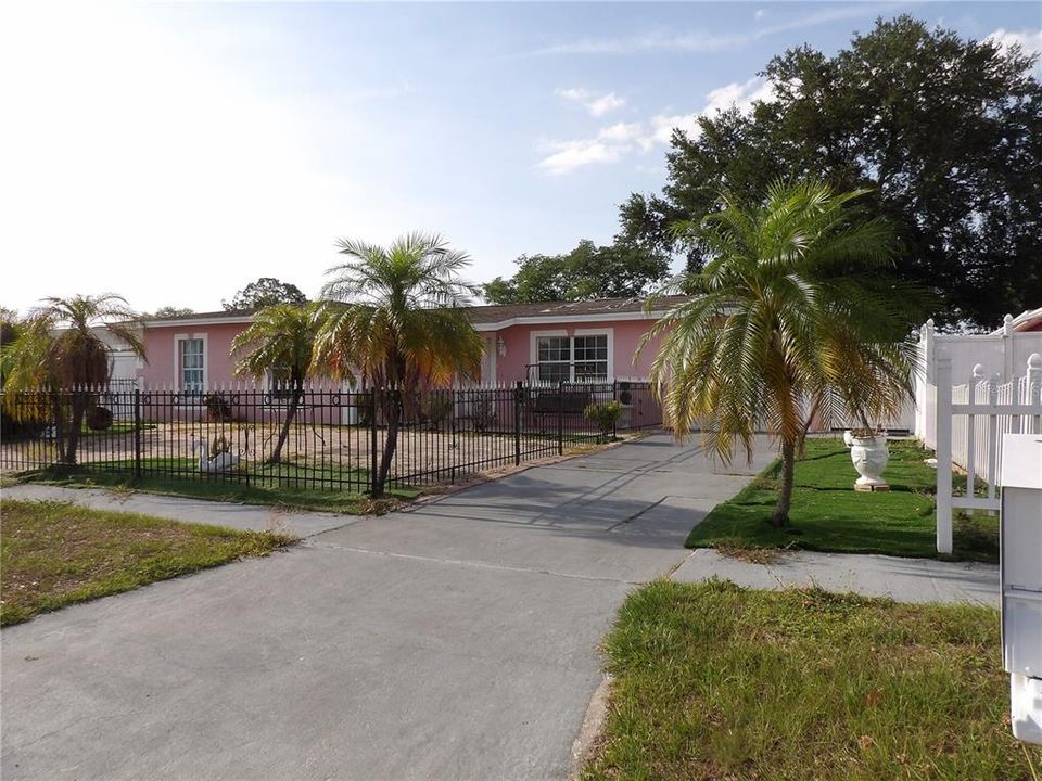 For Sale: $599,000 (7 beds, 7 baths, 2663 Square Feet)