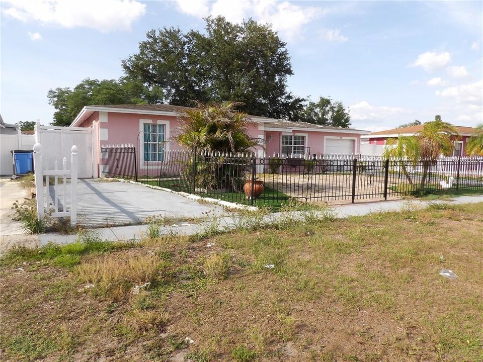 For Sale: $599,000 (7 beds, 7 baths, 2663 Square Feet)