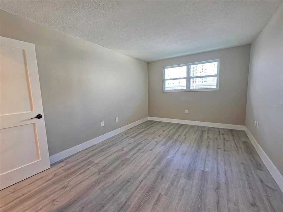 For Sale: $169,900 (1 beds, 1 baths, 1060 Square Feet)