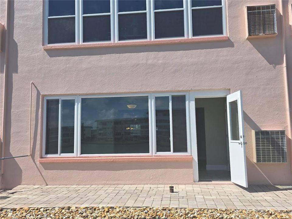 For Sale: $169,900 (1 beds, 1 baths, 1060 Square Feet)
