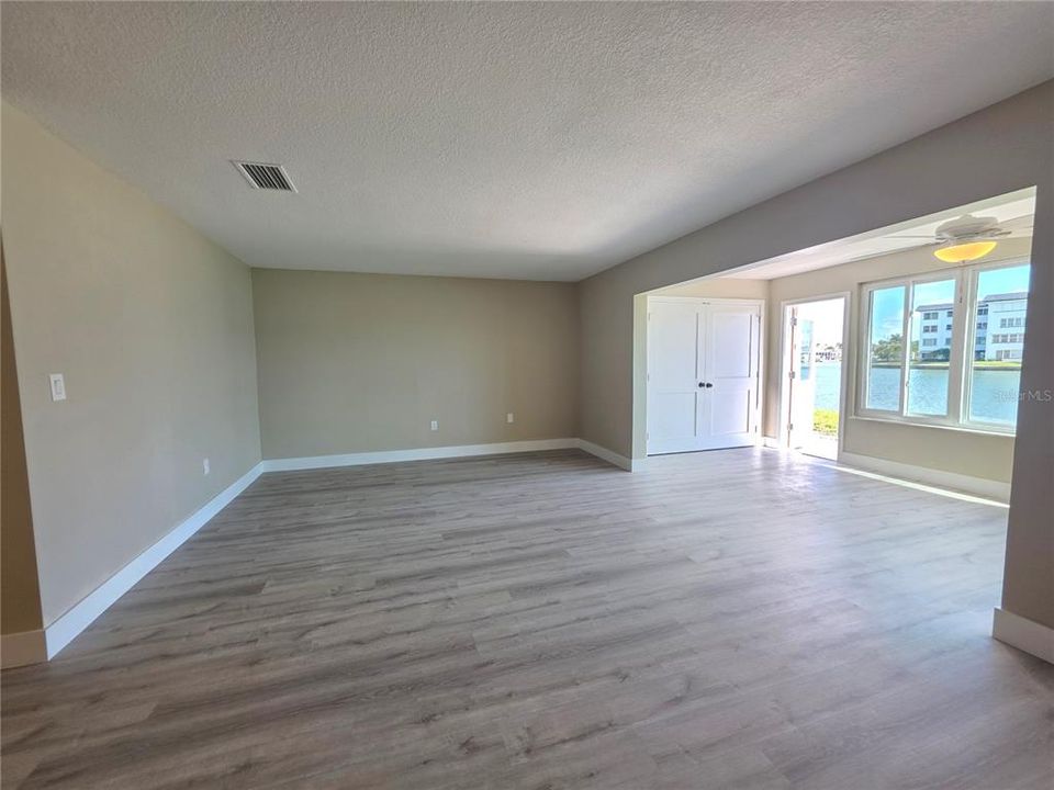 For Sale: $169,900 (1 beds, 1 baths, 1060 Square Feet)