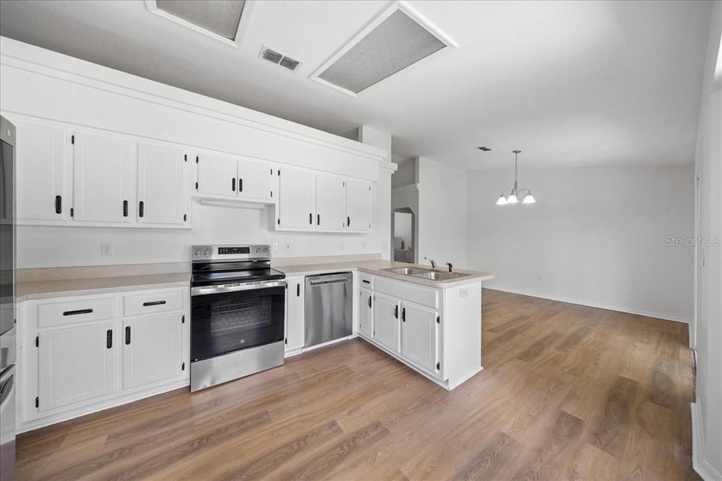 For Sale: $275,000 (3 beds, 2 baths, 1587 Square Feet)