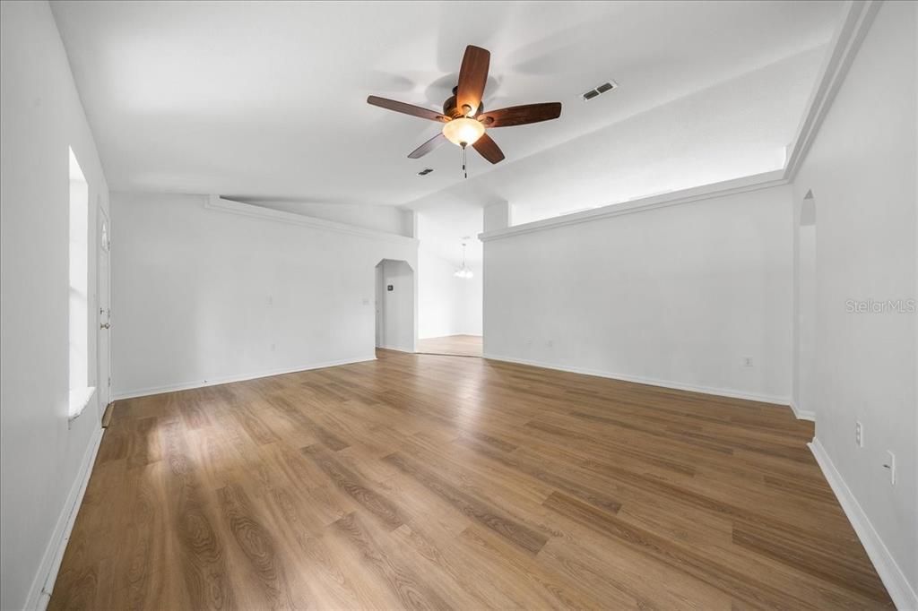For Sale: $275,000 (3 beds, 2 baths, 1587 Square Feet)