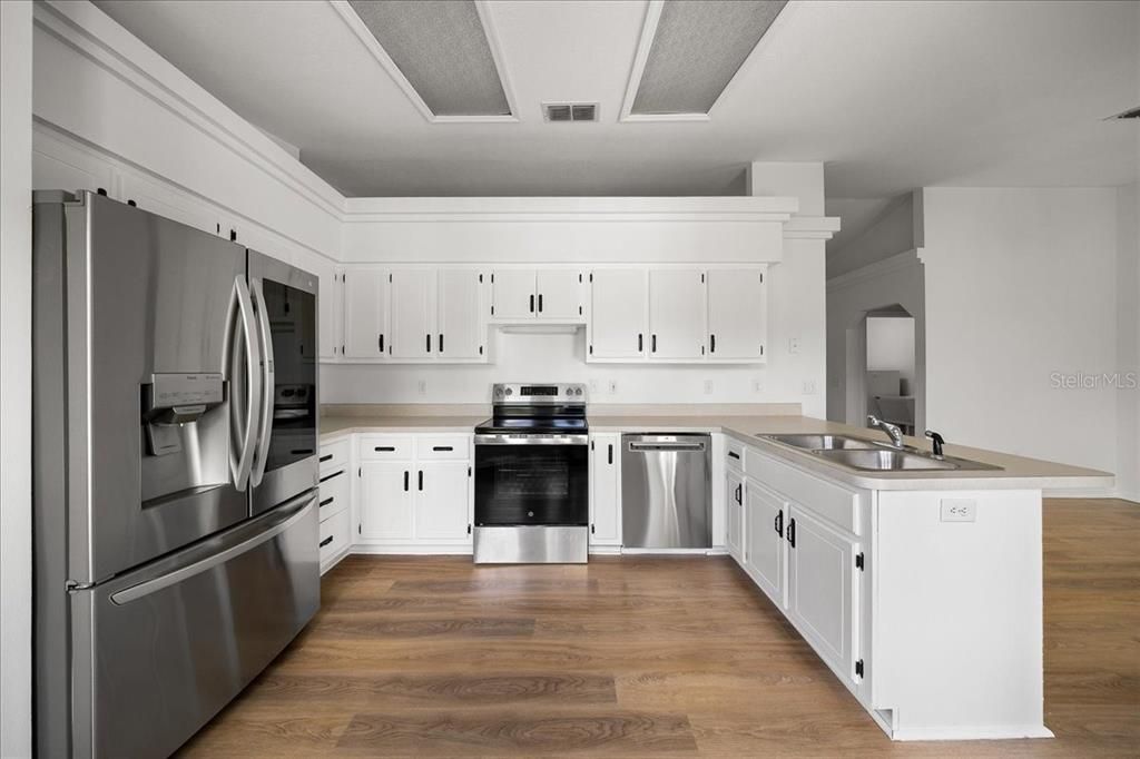 For Sale: $275,000 (3 beds, 2 baths, 1587 Square Feet)
