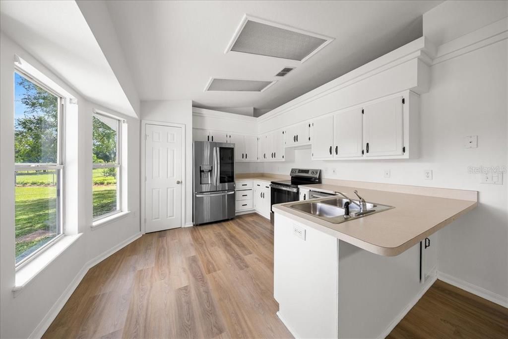 For Sale: $275,000 (3 beds, 2 baths, 1587 Square Feet)