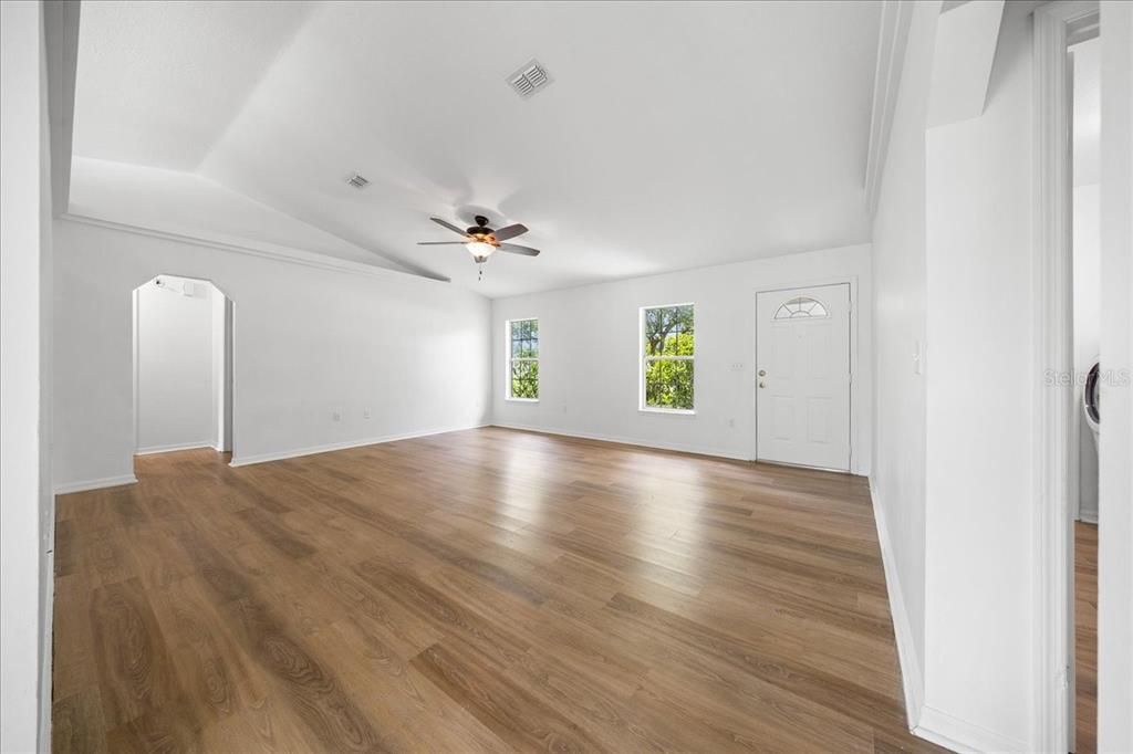 For Sale: $275,000 (3 beds, 2 baths, 1587 Square Feet)