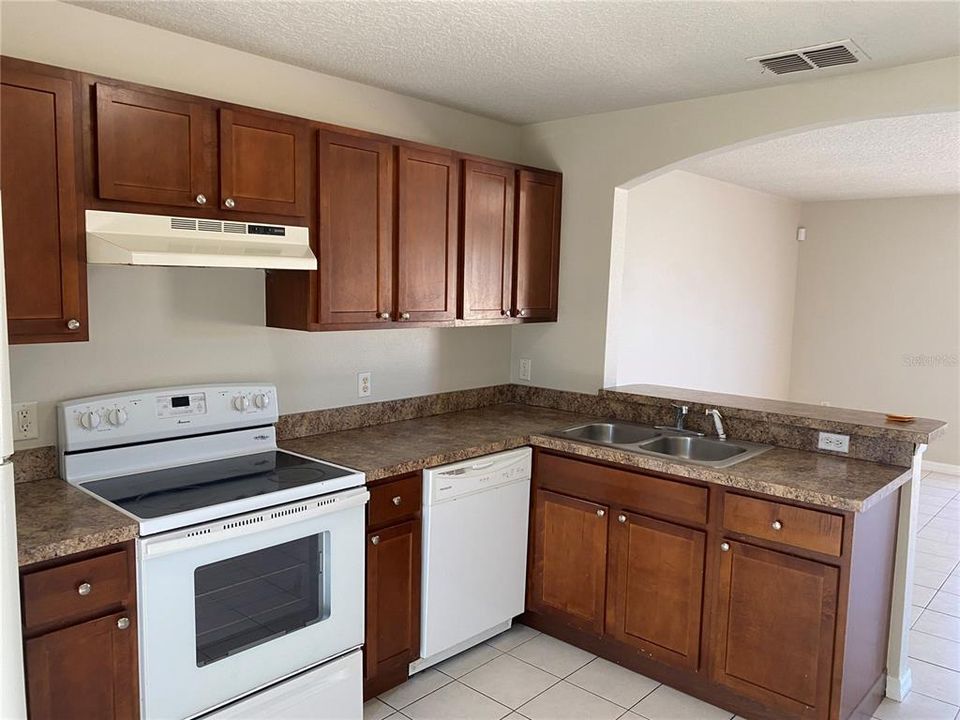 For Rent: $1,600 (3 beds, 1 baths, 1075 Square Feet)