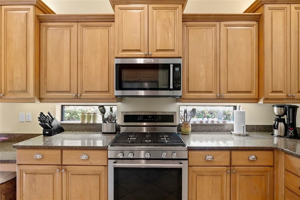 For Sale: $580,000 (2 beds, 2 baths, 1919 Square Feet)