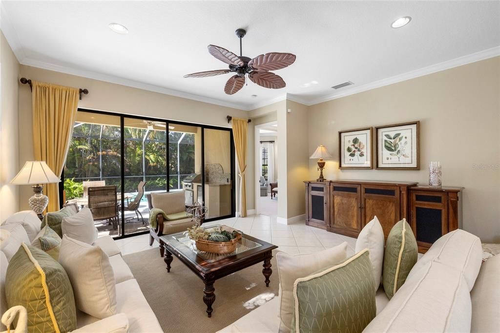 For Sale: $580,000 (2 beds, 2 baths, 1919 Square Feet)