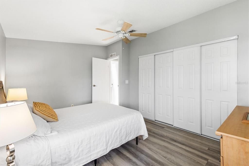 For Sale: $227,000 (2 beds, 2 baths, 936 Square Feet)