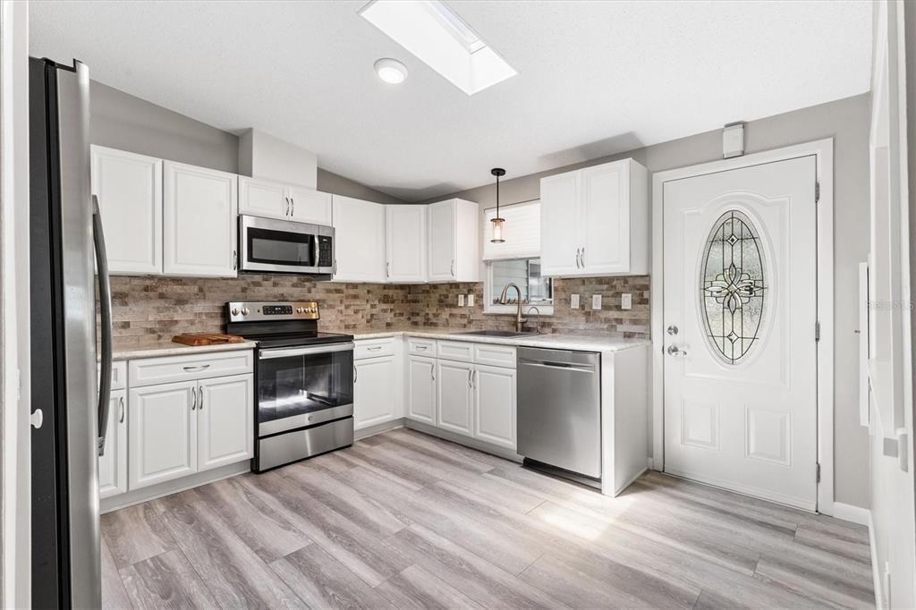 For Sale: $227,000 (2 beds, 2 baths, 936 Square Feet)