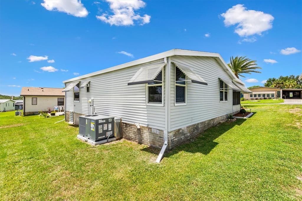 For Sale: $227,000 (2 beds, 2 baths, 936 Square Feet)