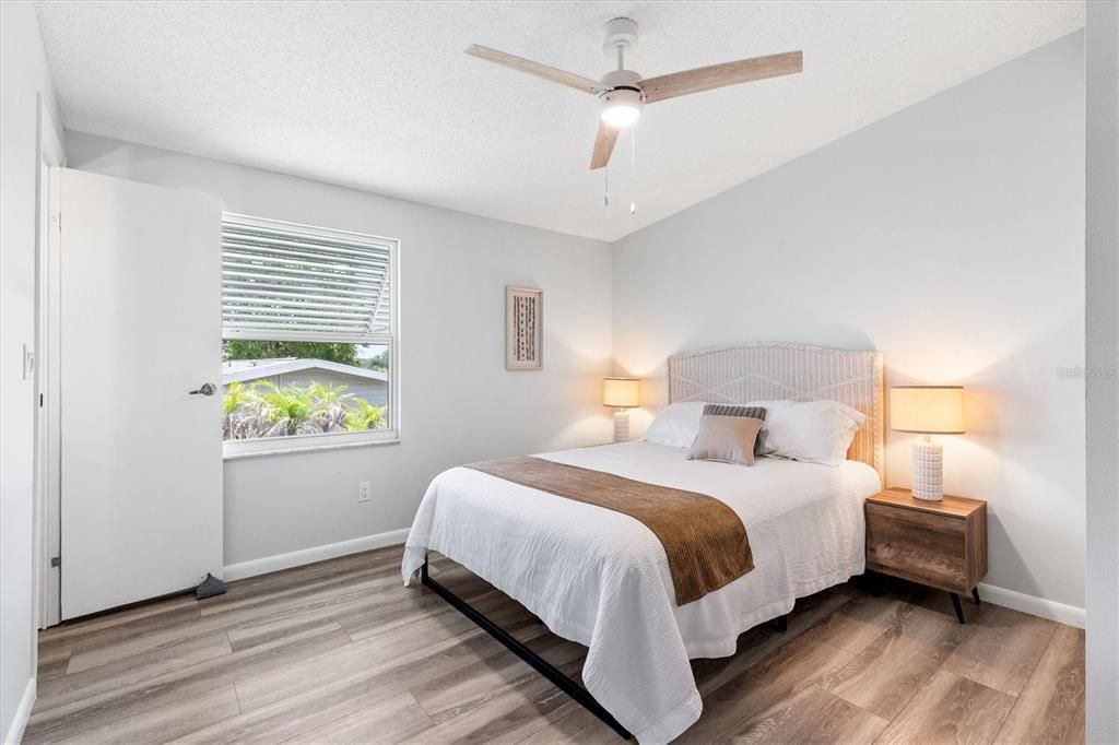 For Sale: $227,000 (2 beds, 2 baths, 936 Square Feet)