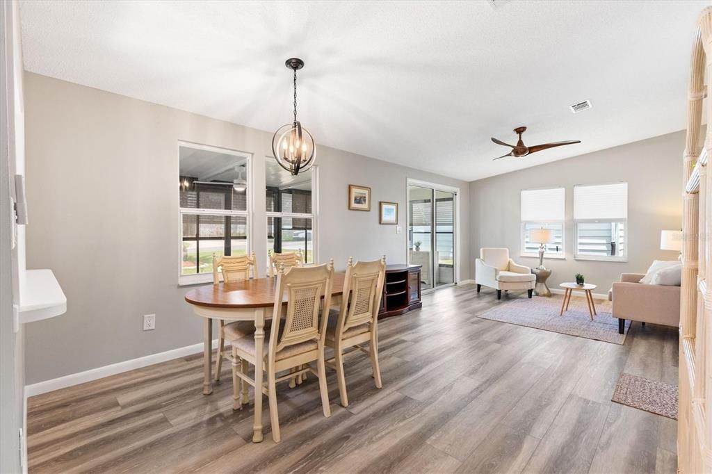 For Sale: $227,000 (2 beds, 2 baths, 936 Square Feet)