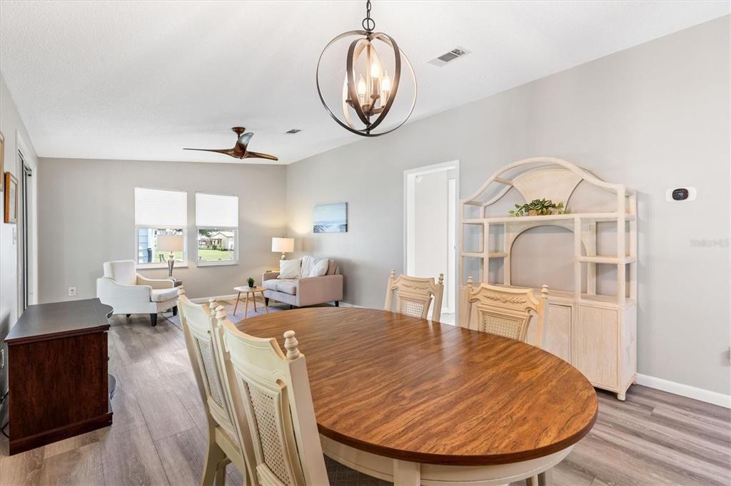 For Sale: $227,000 (2 beds, 2 baths, 936 Square Feet)