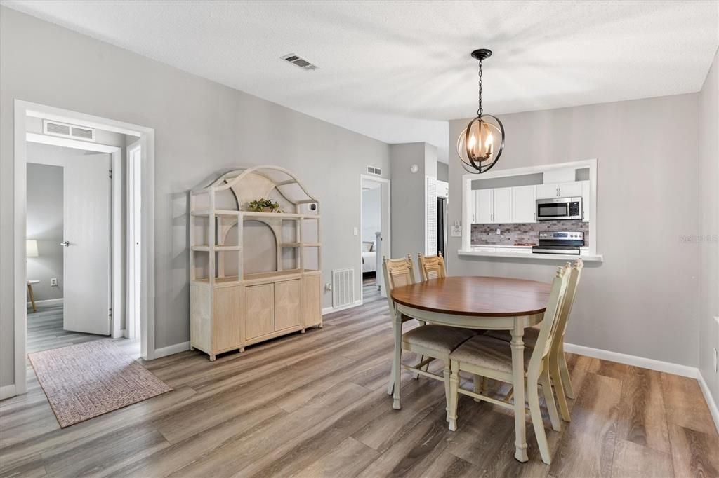 For Sale: $227,000 (2 beds, 2 baths, 936 Square Feet)