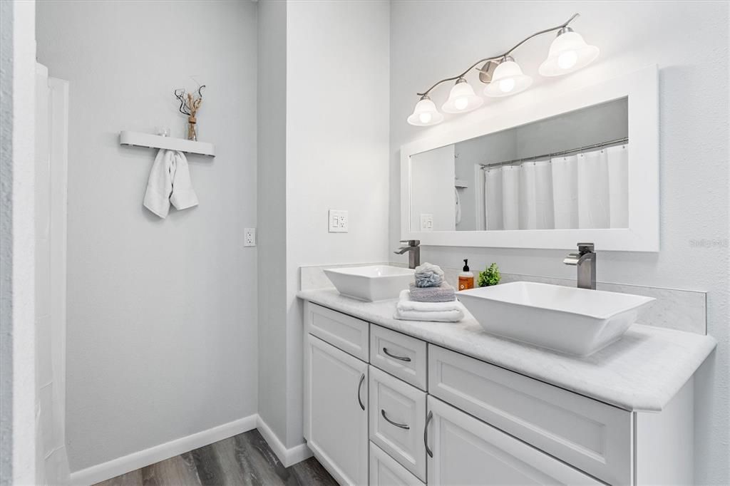 For Sale: $227,000 (2 beds, 2 baths, 936 Square Feet)