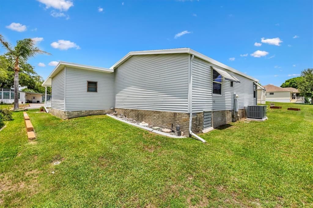 For Sale: $227,000 (2 beds, 2 baths, 936 Square Feet)