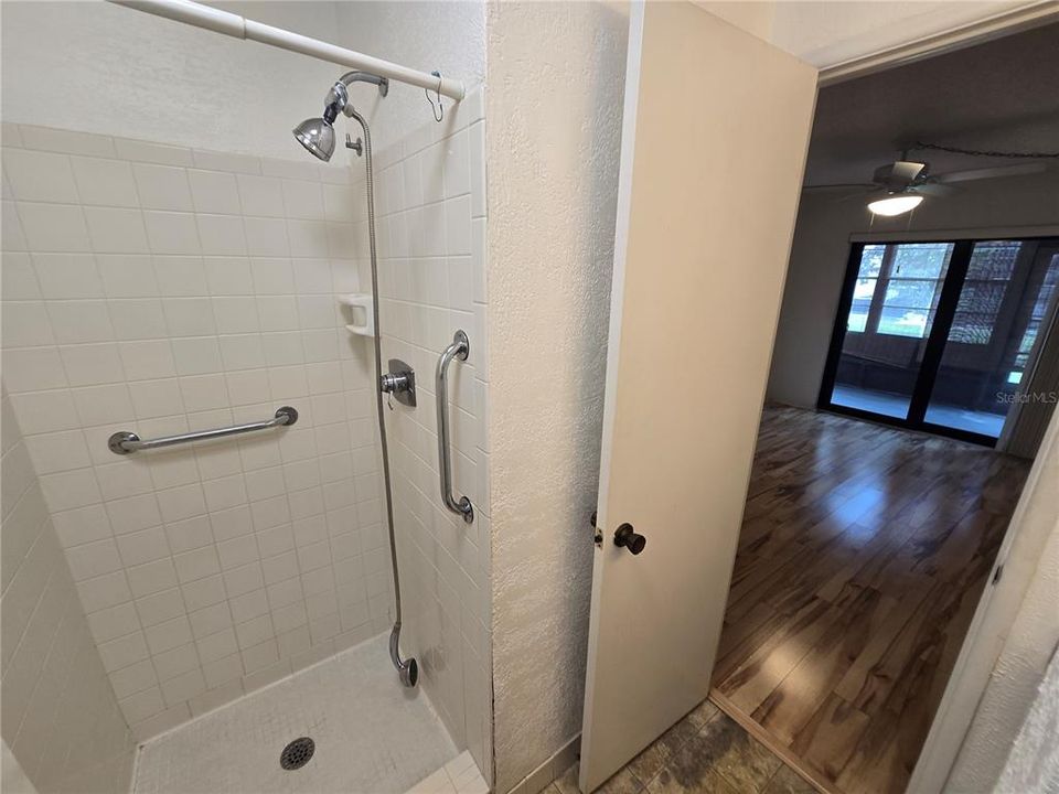 На продажу: $115,000 (2 спален, 2 ванн, 830 Квадратных фут)