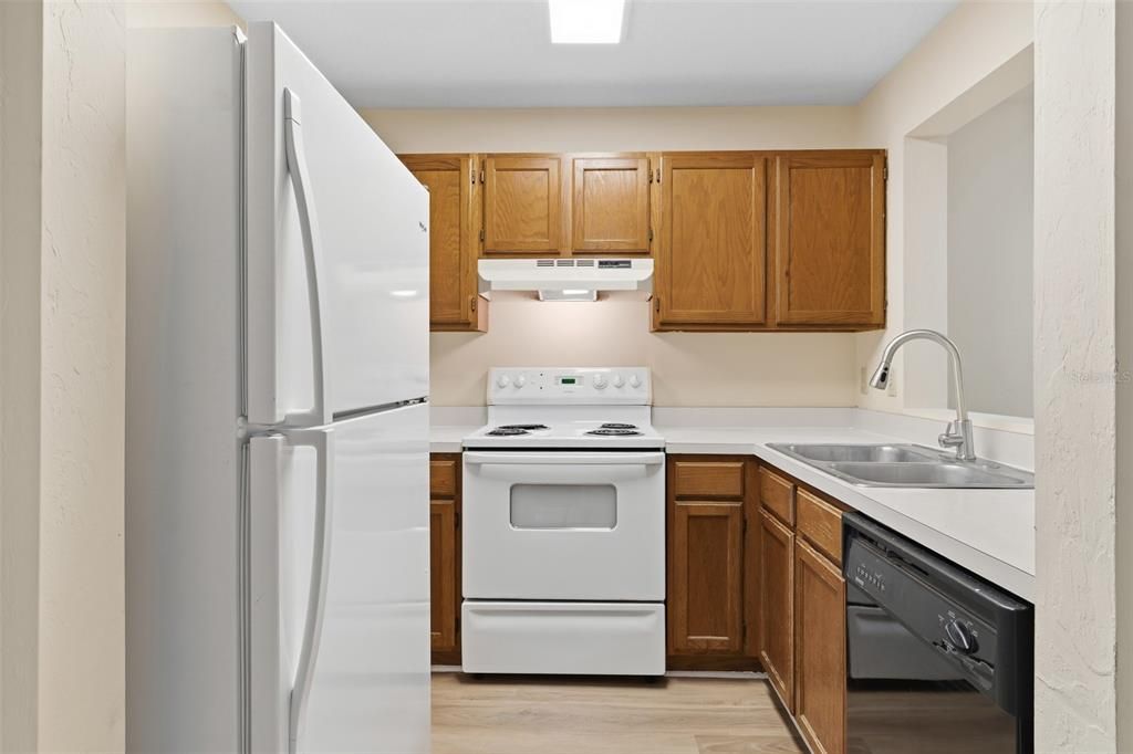 For Sale: $140,000 (2 beds, 1 baths, 952 Square Feet)