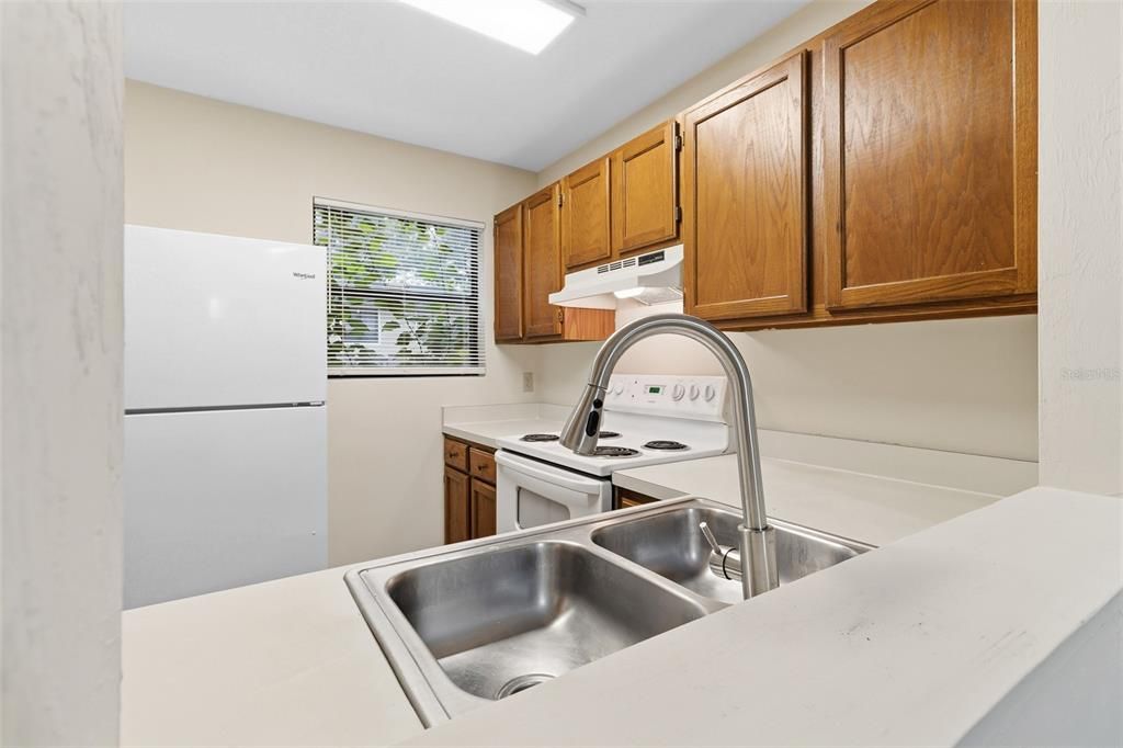 For Sale: $140,000 (2 beds, 1 baths, 952 Square Feet)