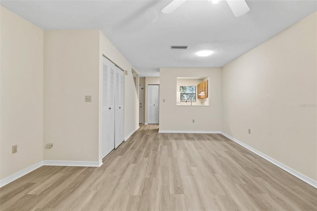 For Sale: $140,000 (2 beds, 1 baths, 952 Square Feet)