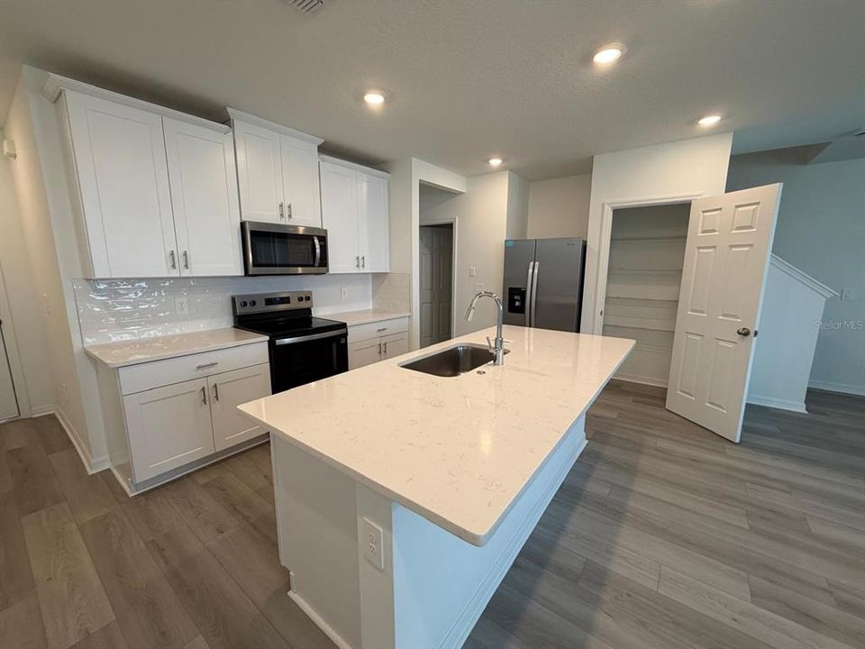 For Rent: $2,400 (3 beds, 2 baths, 1566 Square Feet)