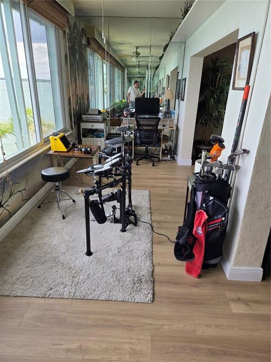 For Rent: $1,800 (1 beds, 1 baths, 957 Square Feet)