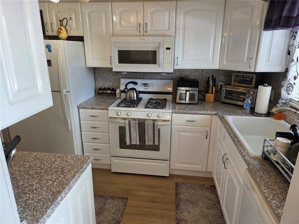 For Rent: $1,800 (1 beds, 1 baths, 957 Square Feet)