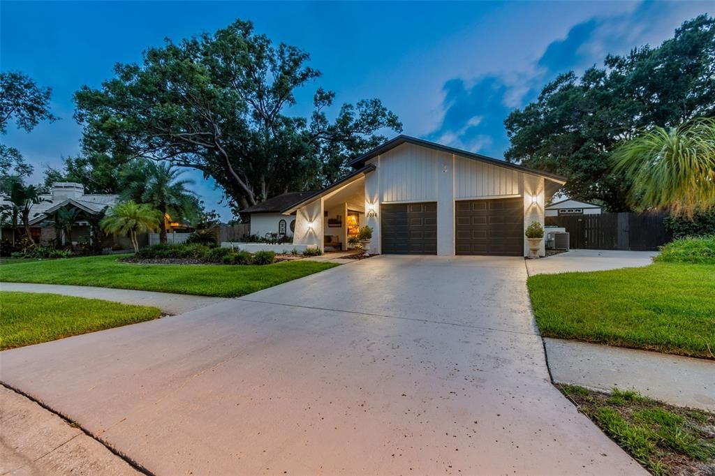 Под контрактом: $659,900 (3 спален, 2 ванн, 2032 Квадратных фут)