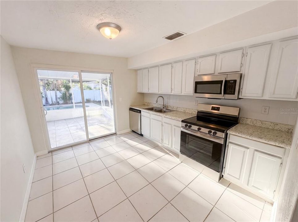 For Sale: $262,000 (2 beds, 1 baths, 763 Square Feet)