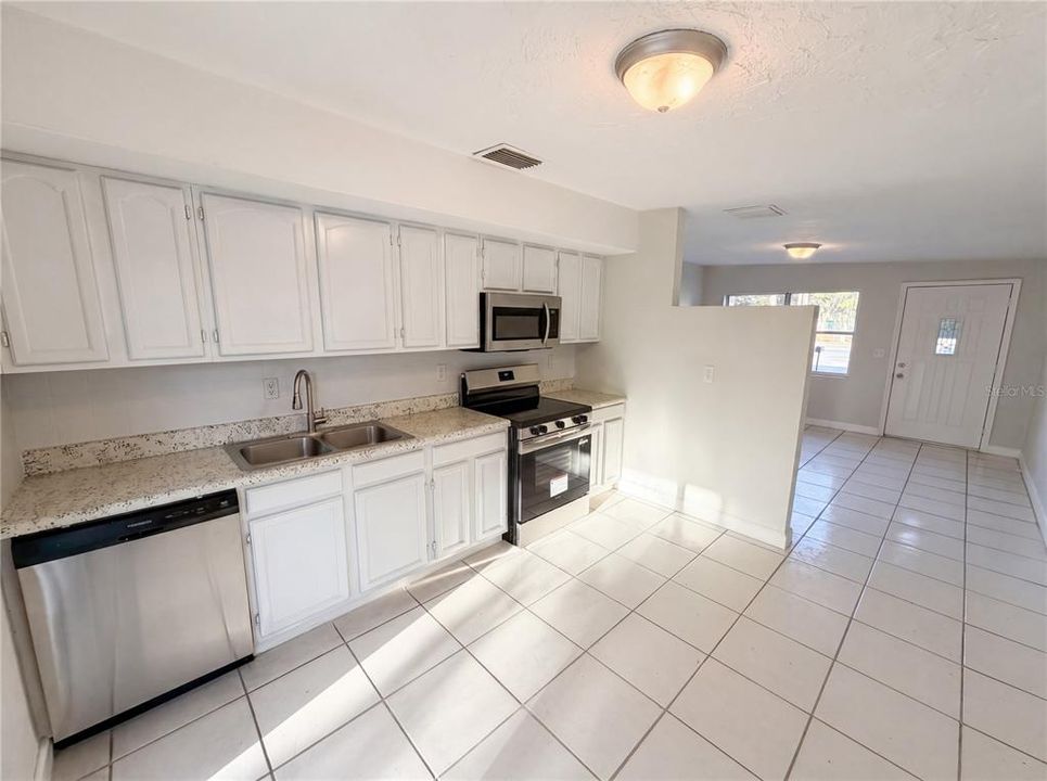 For Sale: $262,000 (2 beds, 1 baths, 763 Square Feet)