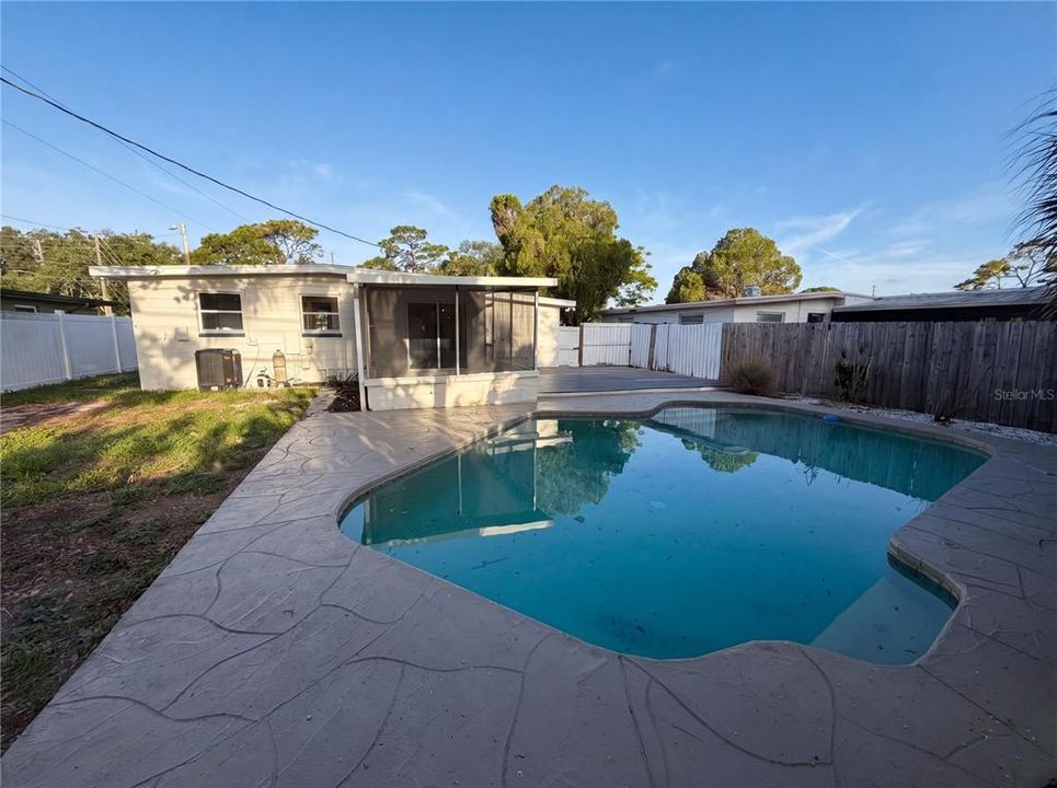 For Sale: $262,000 (2 beds, 1 baths, 763 Square Feet)