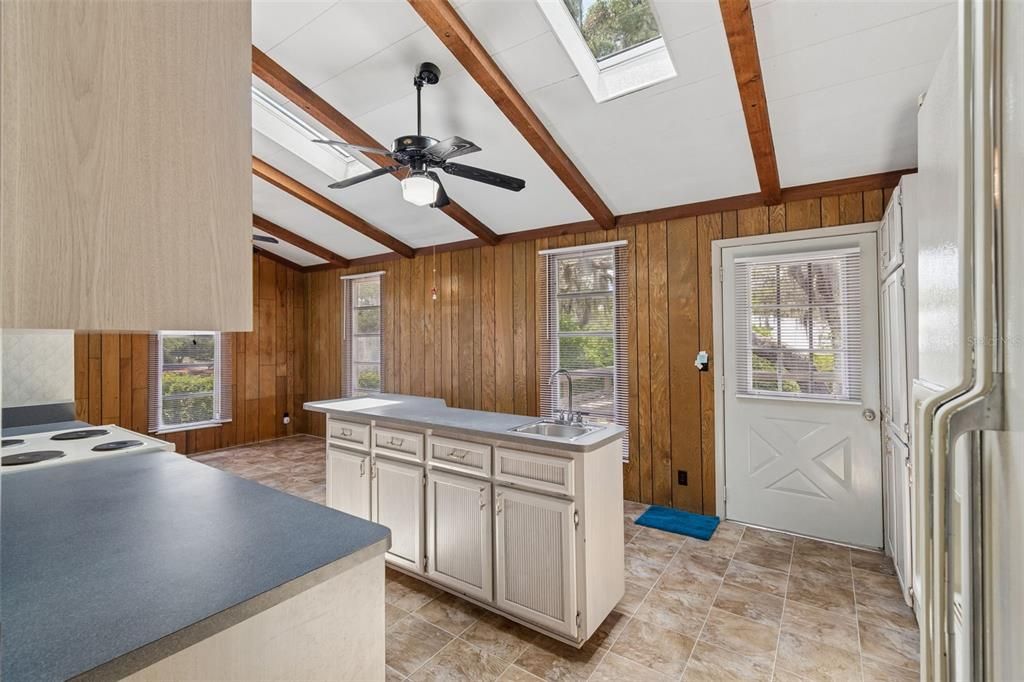 Active With Contract: $450,000 (3 beds, 1 baths, 1456 Square Feet)