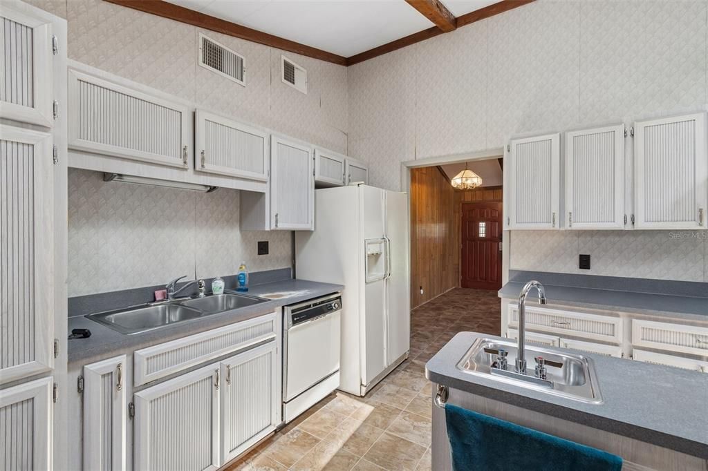 Active With Contract: $450,000 (3 beds, 1 baths, 1456 Square Feet)