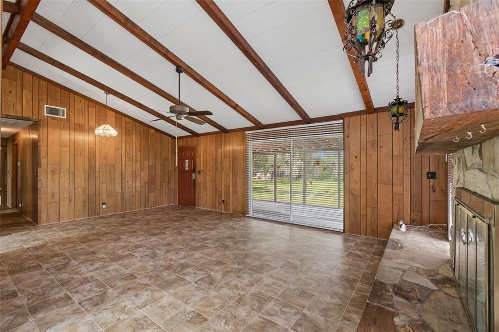 Active With Contract: $450,000 (3 beds, 1 baths, 1456 Square Feet)