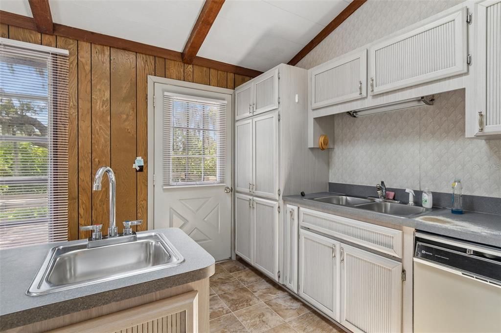 Active With Contract: $450,000 (3 beds, 1 baths, 1456 Square Feet)