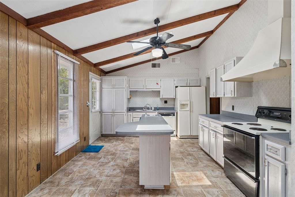 Active With Contract: $450,000 (3 beds, 1 baths, 1456 Square Feet)