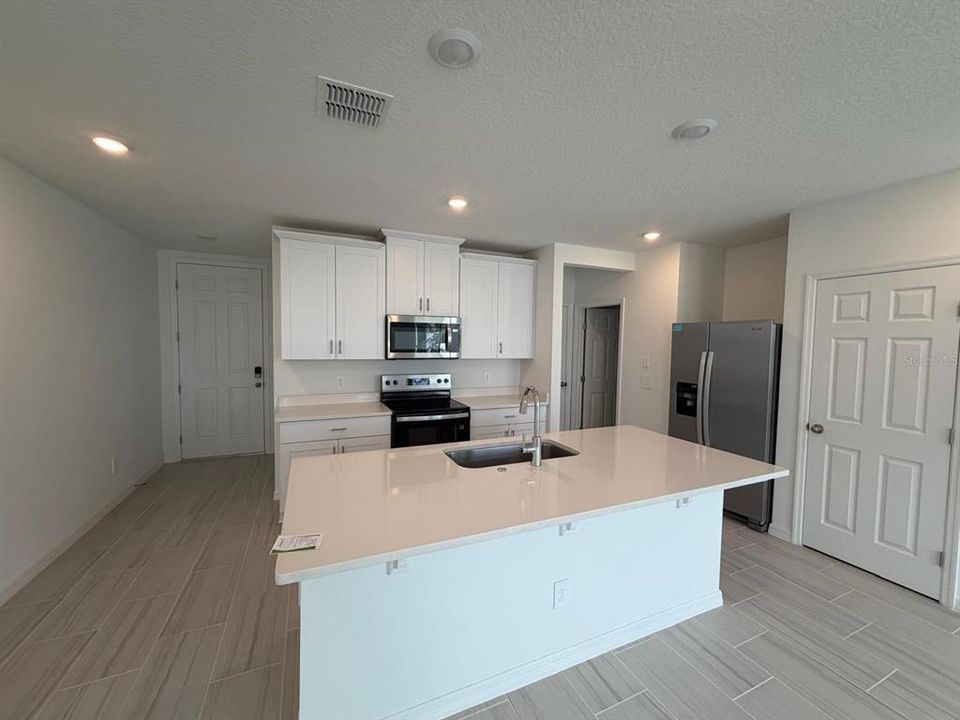 For Rent: $2,400 (3 beds, 2 baths, 1566 Square Feet)