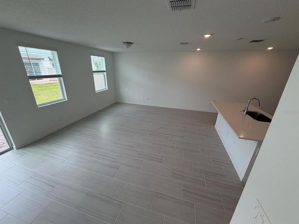For Rent: $2,400 (3 beds, 2 baths, 1566 Square Feet)
