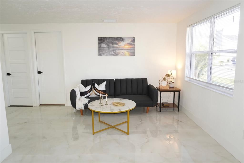 На продажу: $213,999 (2 спален, 2 ванн, 1044 Квадратных фут)