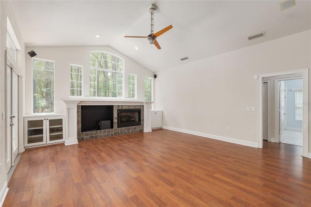 En Venta: $799,900 (5 camas, 3 baños, 3477 Pies cuadrados)