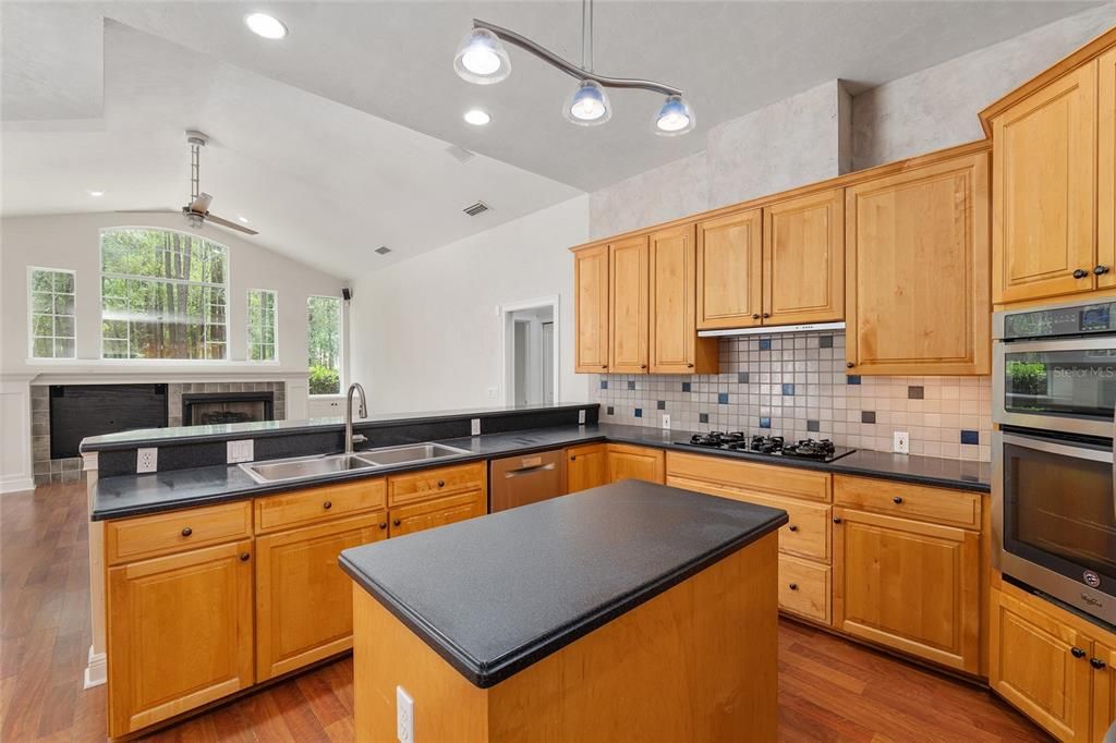 En Venta: $799,900 (5 camas, 3 baños, 3477 Pies cuadrados)