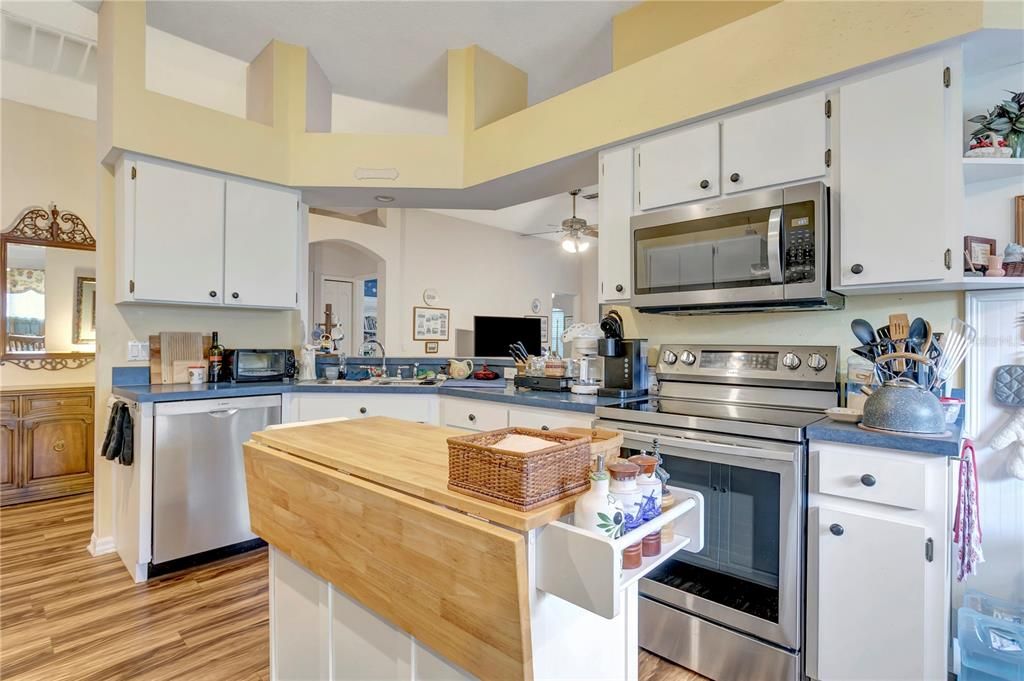 For Sale: $385,000 (4 beds, 2 baths, 1864 Square Feet)