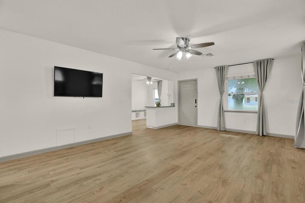 For Sale: $425,000 (3 beds, 2 baths, 1250 Square Feet)